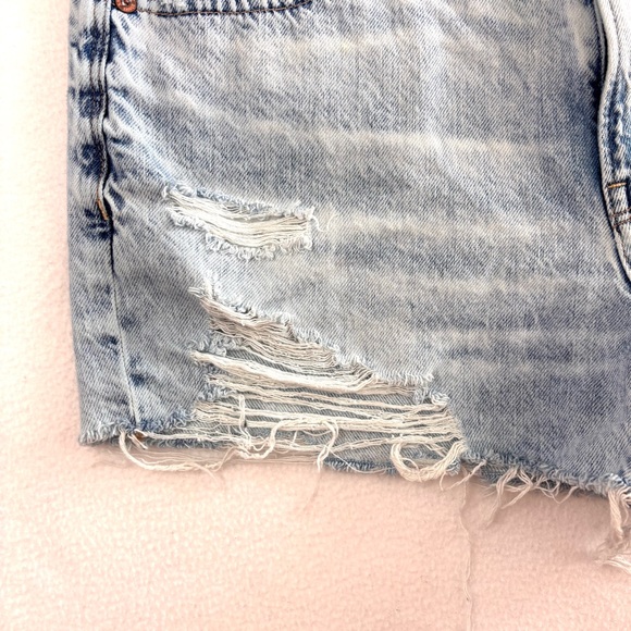 American Eagle Tomgirl Light Wash Hi-Rise Distress Raw Hem Denim Shorts (8) - Picture 6 of 15